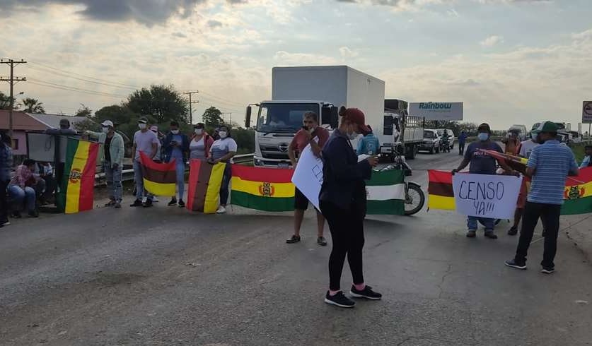 Bolivianos bloquean ruta a Brasil para exigir reactivación de Puerto Busch
