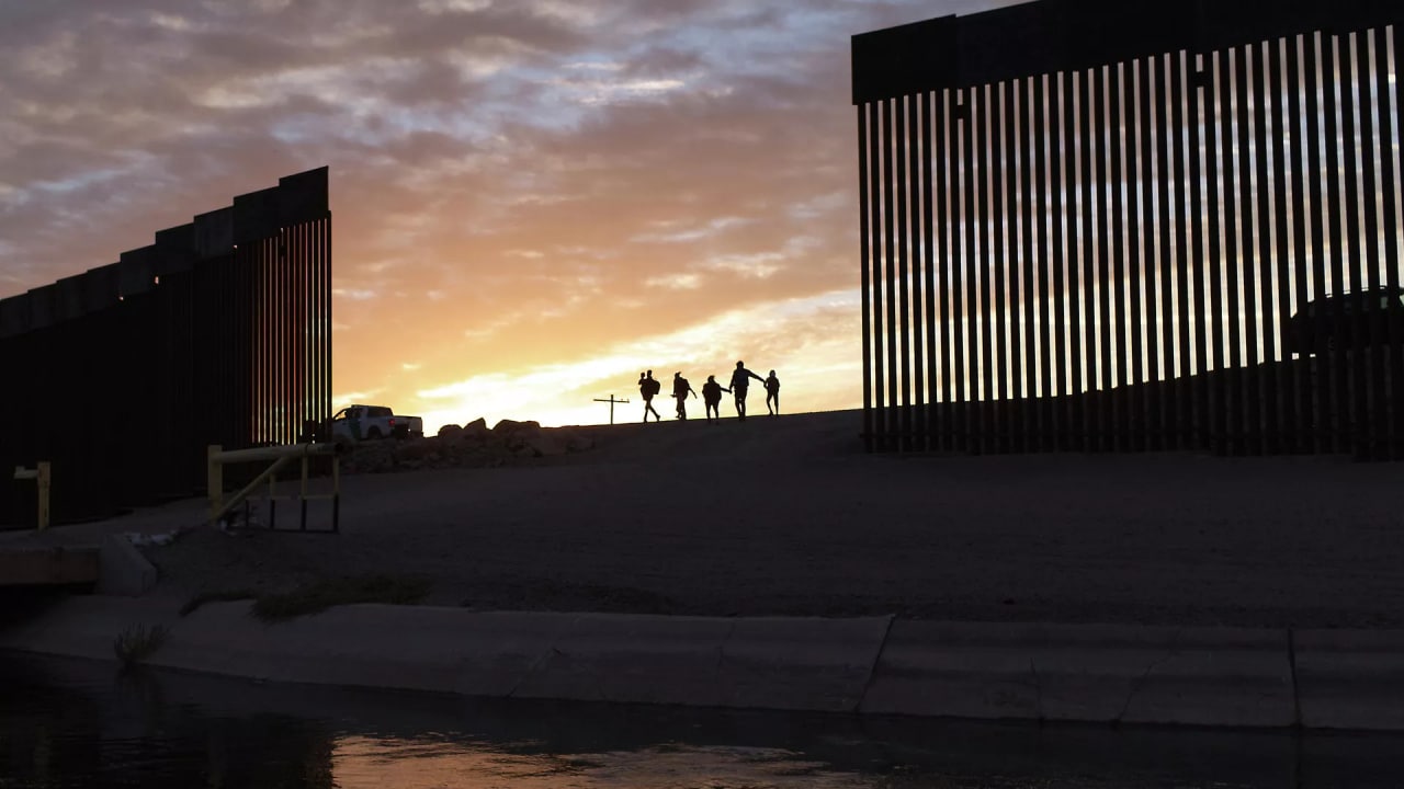 EEUU trata de frenar a los migrantes con contenedores en la frontera… y fracasa