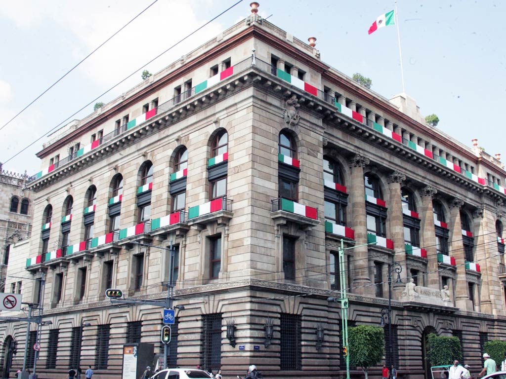 México con récord de aumento de tasas de interés bancarias