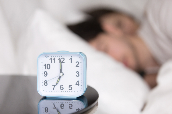 Las personas que duermen 5 horas o menos por noche enfrentan un mayor riesgo de múltiples problemas de salud a medida que envejecen, según un estudio