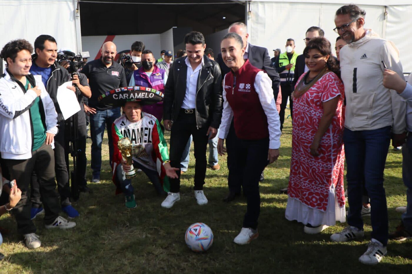 Recibe Claudia Sheinbaum trofeo original de la Copa Mundial de la FIFA 2022 en Iztapalapa