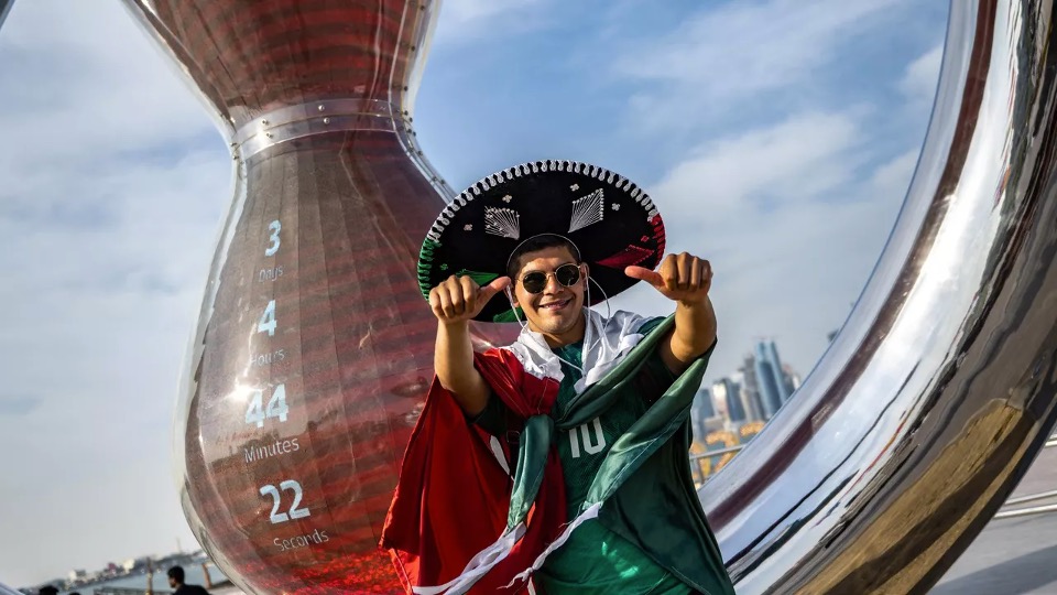 Con bocinas y alcohol: así llegan los mexicanos a Catar