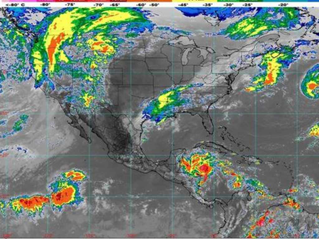 México toma precauciones en varios estados por tormenta Lisa