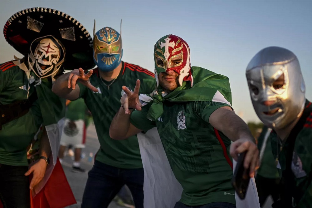 Mexicanos organizan show de lucha libre en el metro de Catar